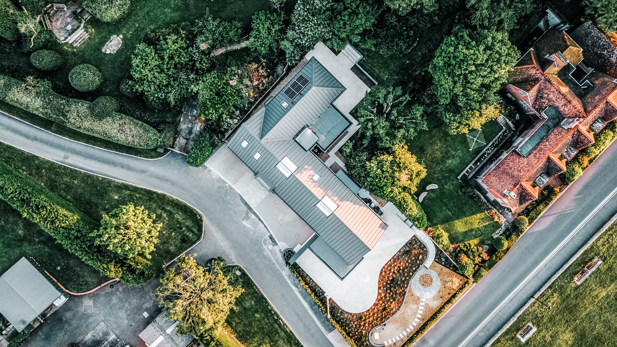 Der Neubau mit seiner natürlichen und gebauten Umgebung aus der Vogelperspektive.