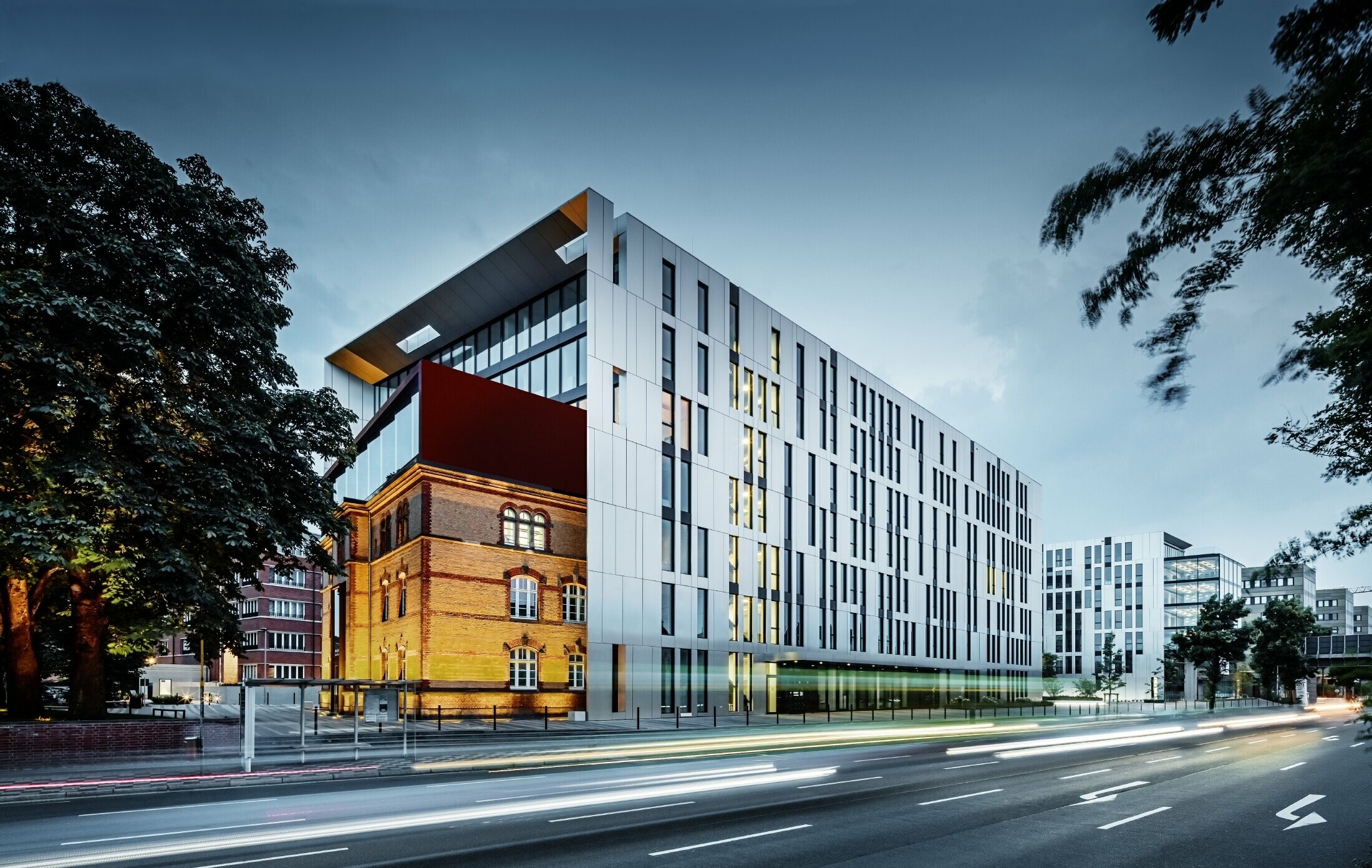 Kantoorgebouw Clara & Robert met futuristische gevel in het centrum van Düsseldorf, bekleed met composietplaten van PREFA in geborsteld aluminium