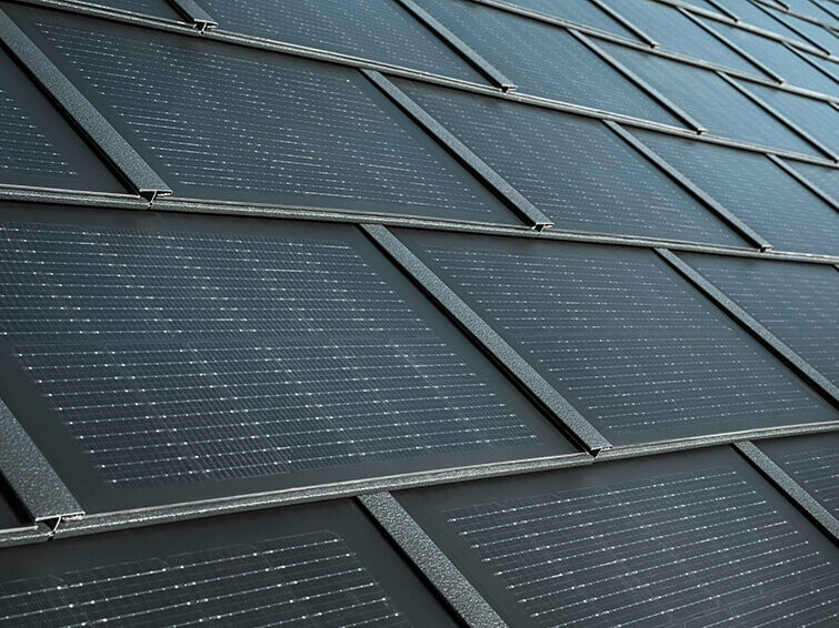 PREFA solar-dakpan in antraciet: Het stormvaste aluminium daksysteem heeft geïntegreerde fotovoltaïsche modules die elektriciteit opwekken met behulp van de kracht van de zon.