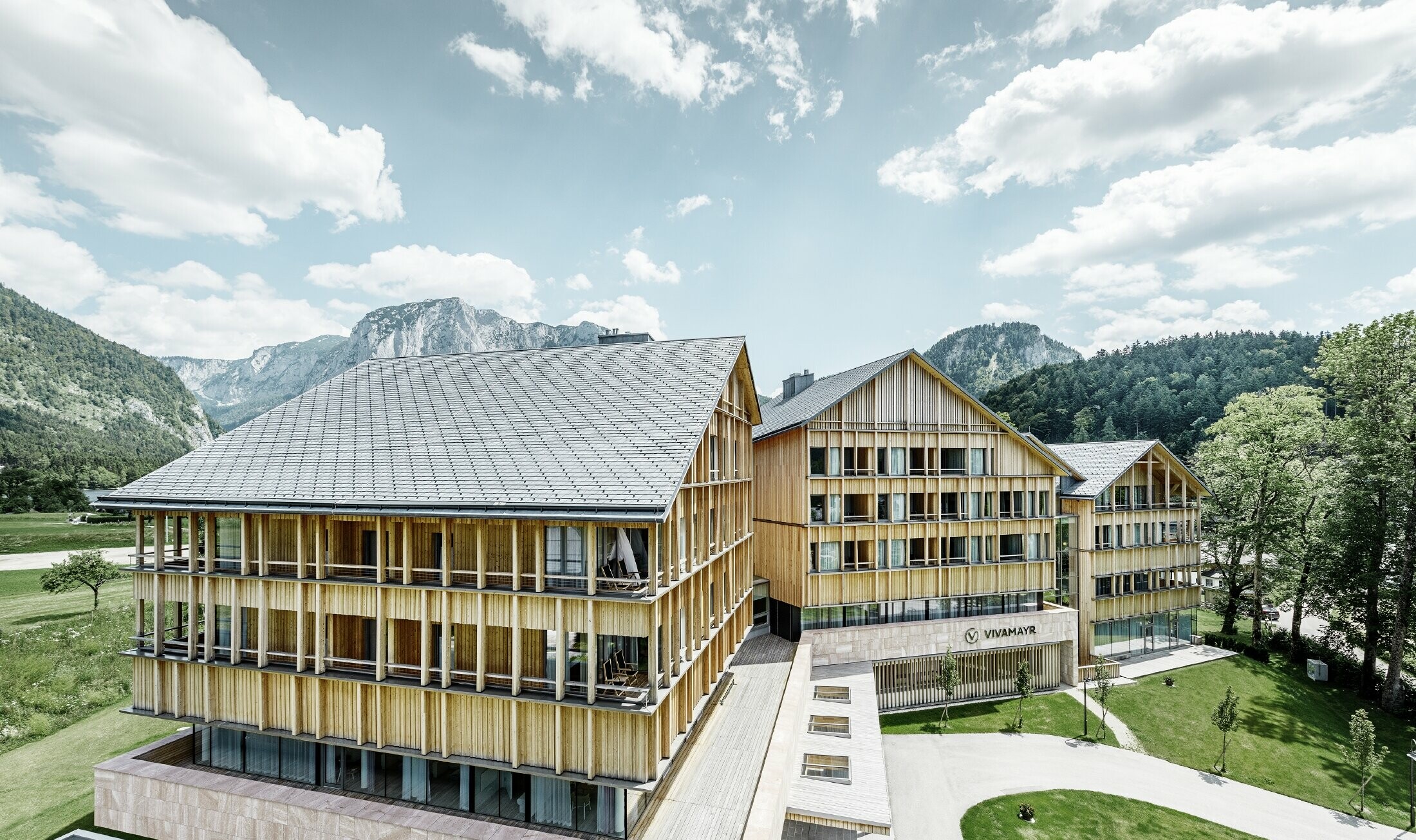 Hotel Vivamayr in Altaussee (Oostenrijk) met houten gevelbekleding en PREFA-dakschindels op het dak