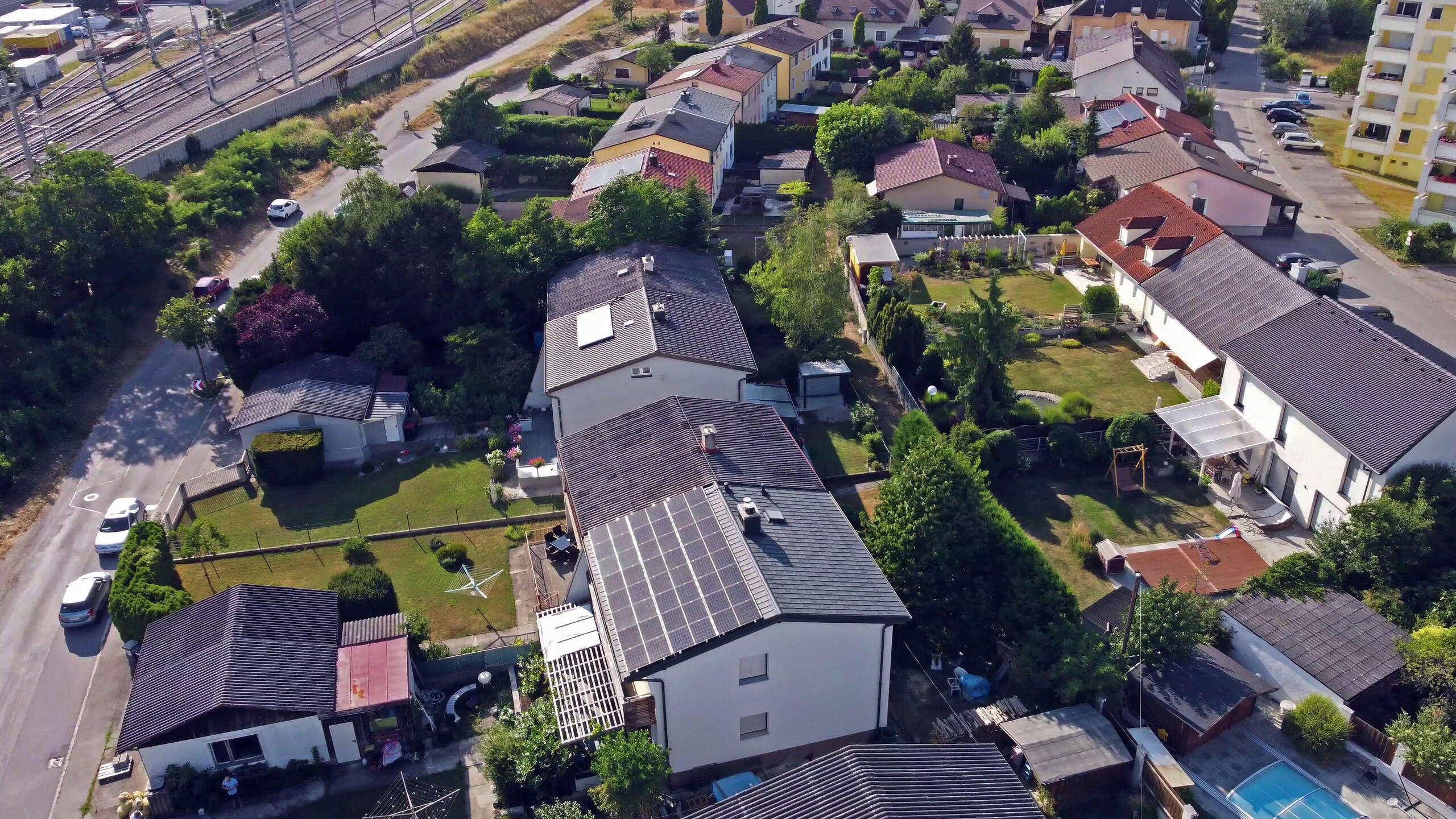 Vogelperspektive auf das neu sanierte Dach in Tulln mit der PREFA Dachplatte und dem PREFA Solarmontagesystem.