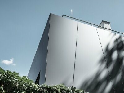 Die Notaufnahme der Klinik Landstraße in der Juchsgasse in Wien wurde von unten fotografiert und mit PREFABOND Aluminium Verbundplatten in der Farbe Schwarzgrau verkleidet.