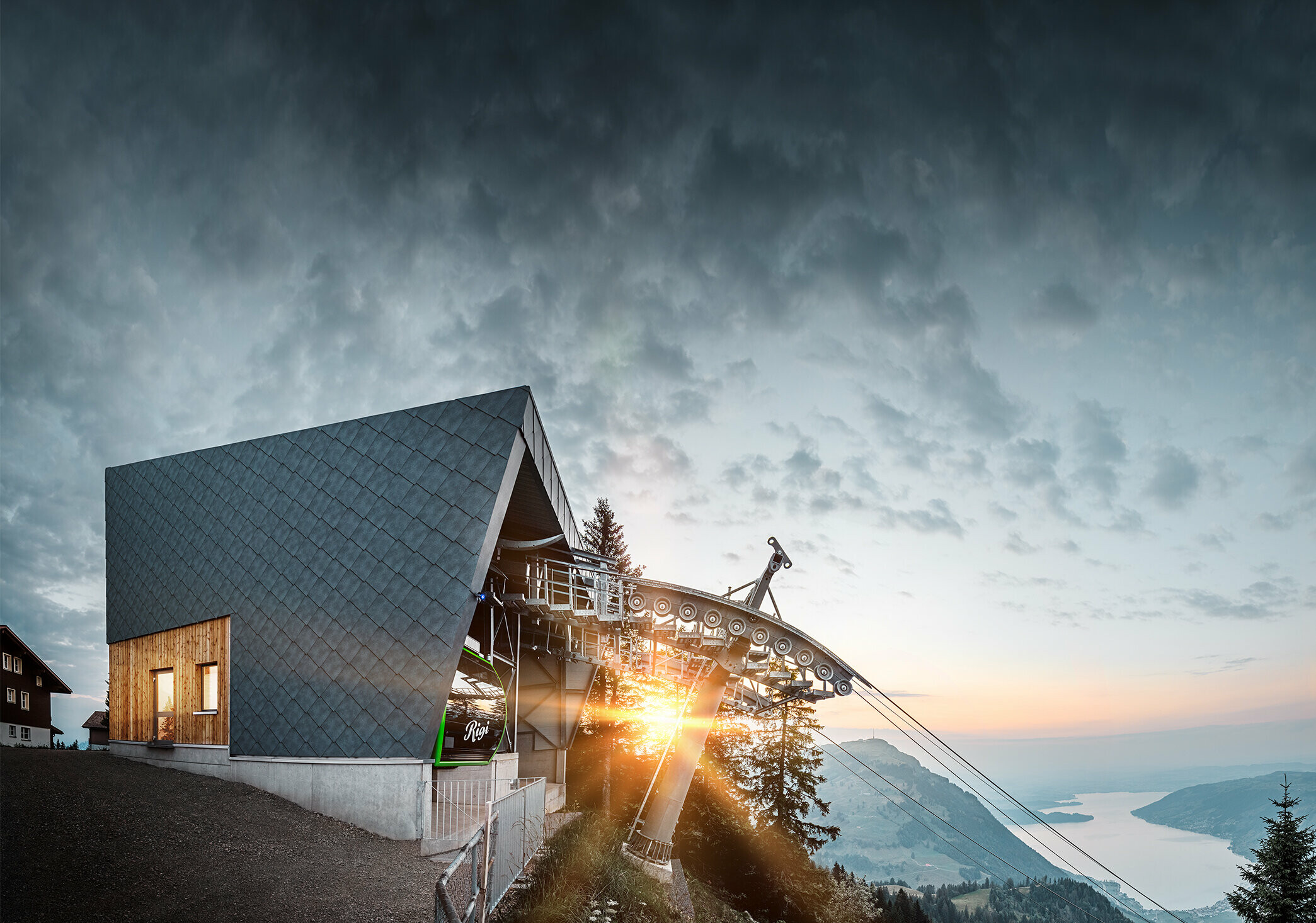 Het bergstation van de Rigi Bahn Scheidegg bij zonsopgang. Het nieuw gerenoveerde bergstation werd bekleed met de PREFA gevellosange 44x44 in P.10 steengrijs.