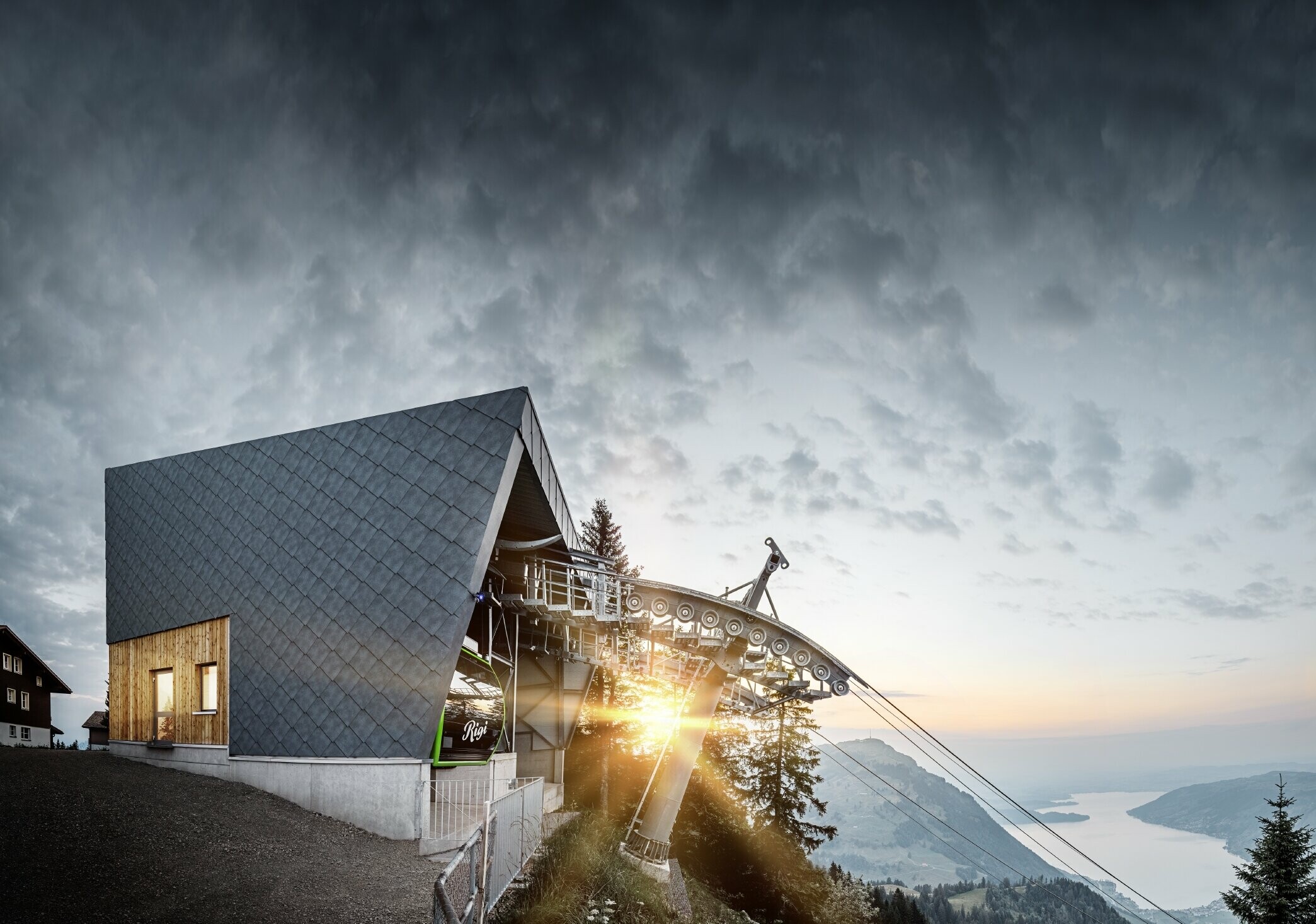 Het bergstation van de Rigi Bahn Scheidegg bij zonsopgang. Het nieuw gerenoveerde bergstation werd bekleed met de PREFA gevellosange 44x44 in P.10 steengrijs.