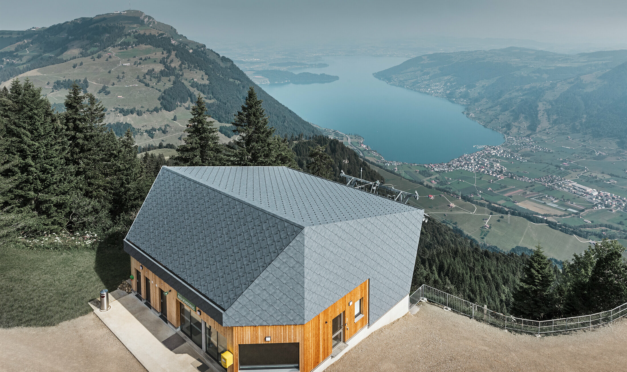 Luchtopname van het bergstation Rigi Scheidegg kabelbaan, bekleed met de PREFA gevellosange 44x44 in P.10 steengrijs en hout.