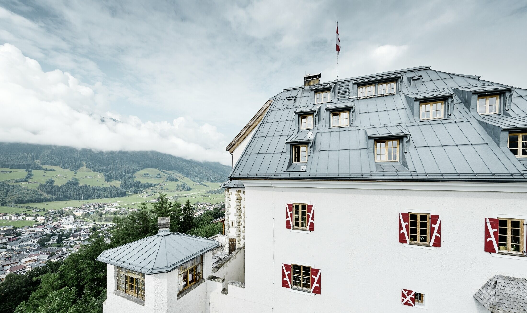 Kasteel Mittersill, omringd door bos en bergen, gerenoveerd met Prefalz in steengrijs