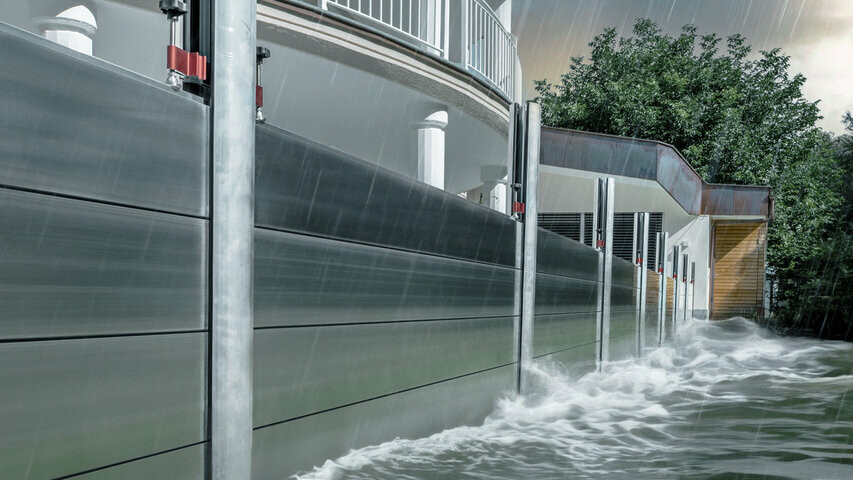 Close-up van de PREFA-hoogwaterbescherming van aluminium, die altijd bestand is tegen overstromingsrampen en het vrijstaande huis op de achtergrond beschermt.