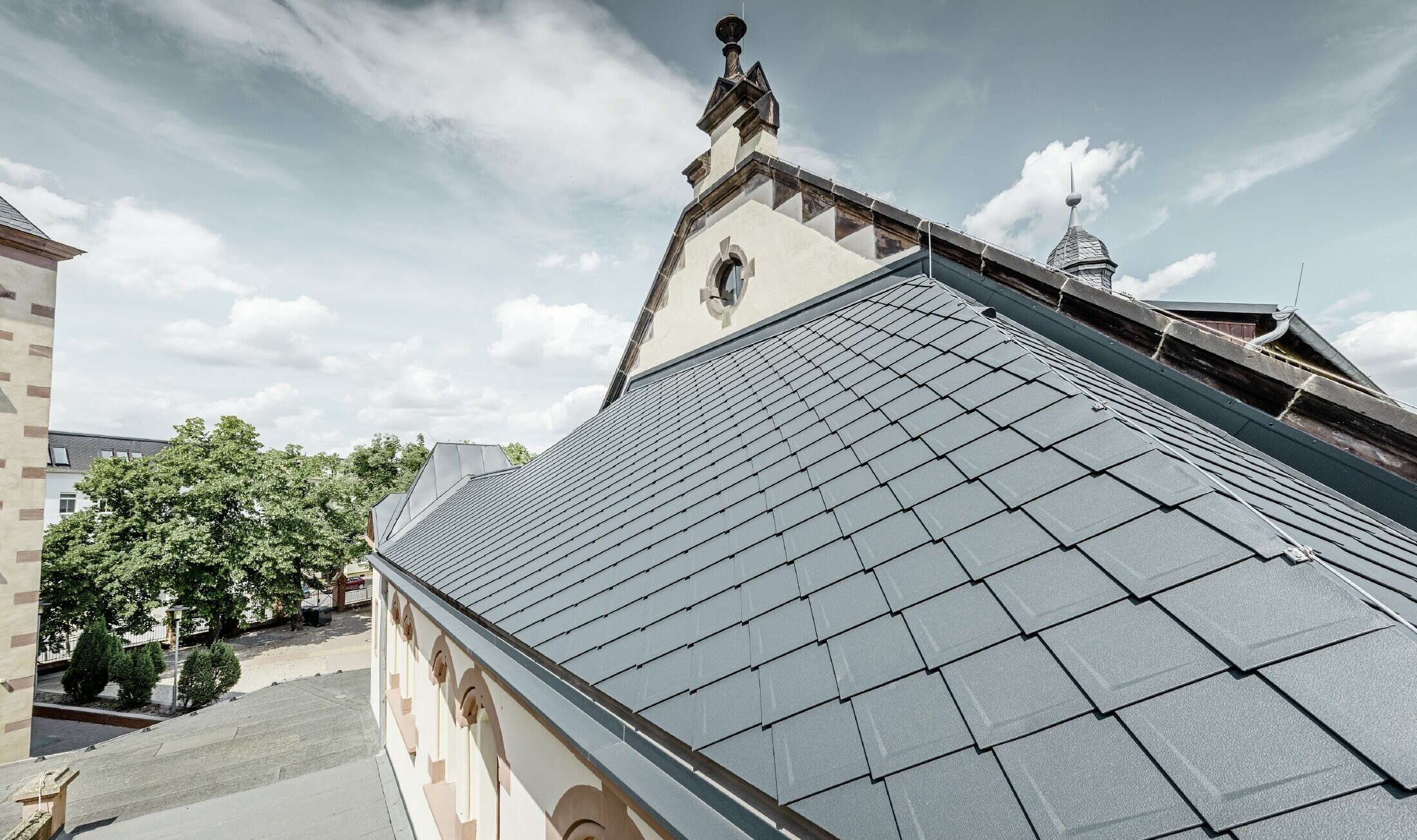 Gerenoveerde turnzaal van Lutherstadt-school in Wittenberg (Duitsland) met PREFA-aluminiumdak bestaande uit daklosanges en staande naad in antraciet