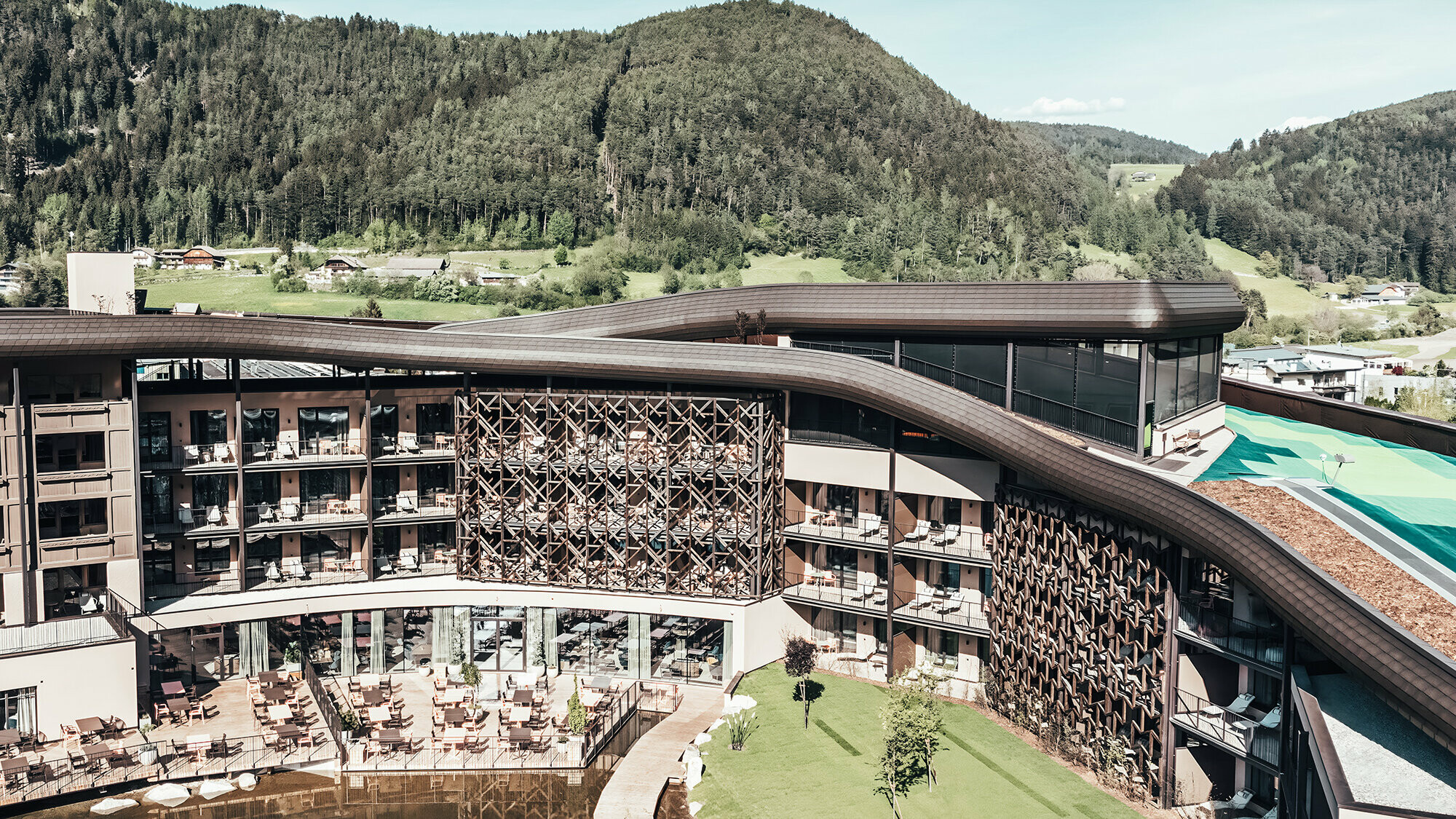 Blick auf das Falkensteiner Hotel mit hügeligem Hintergrund.