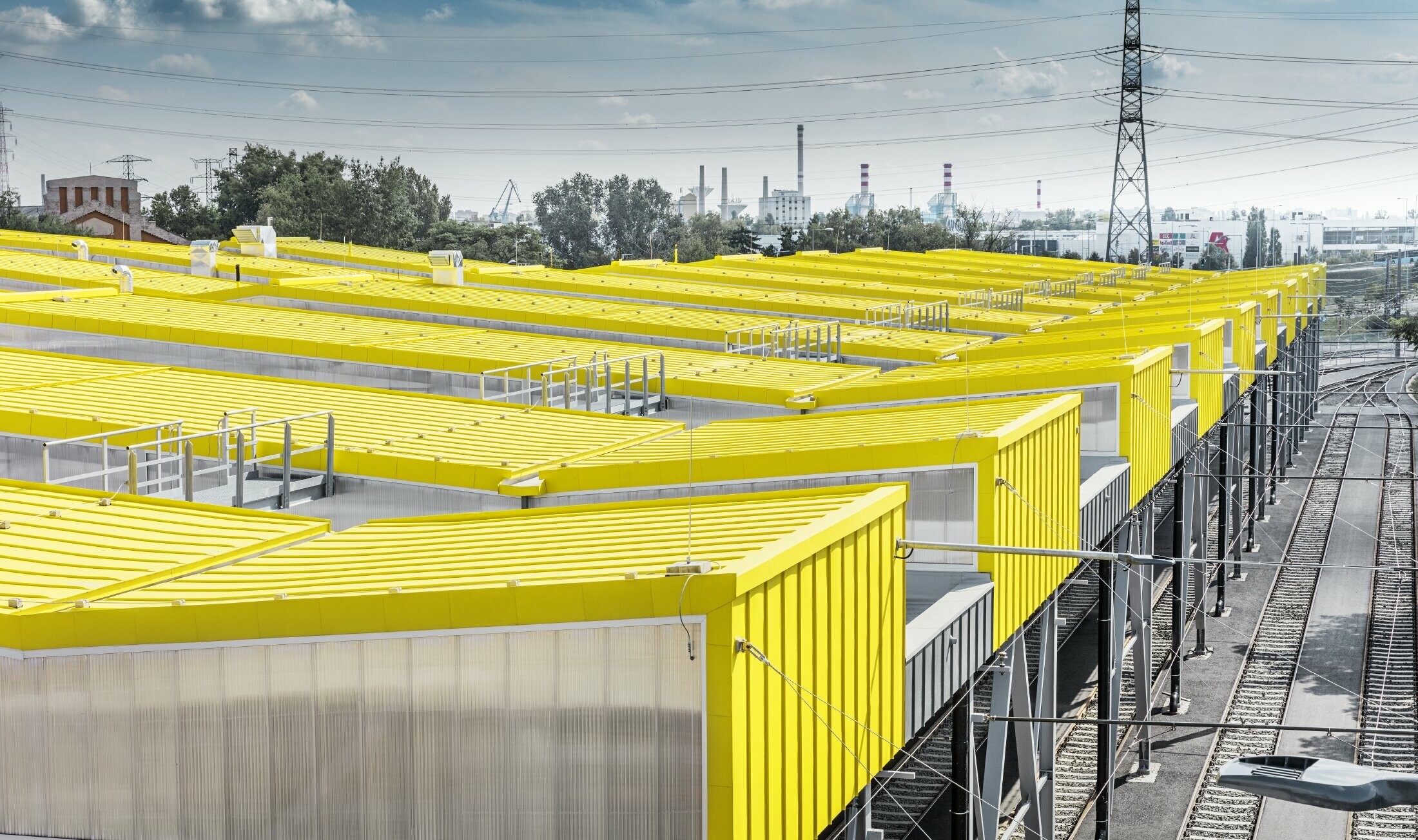 De vorm van de nieuwe remise in Boedapest herinnert aan de trams van Boedapest zelf. Ze werden bekleed met een staand felsdak van PREFA in verkeersgeel, RAL 1023.