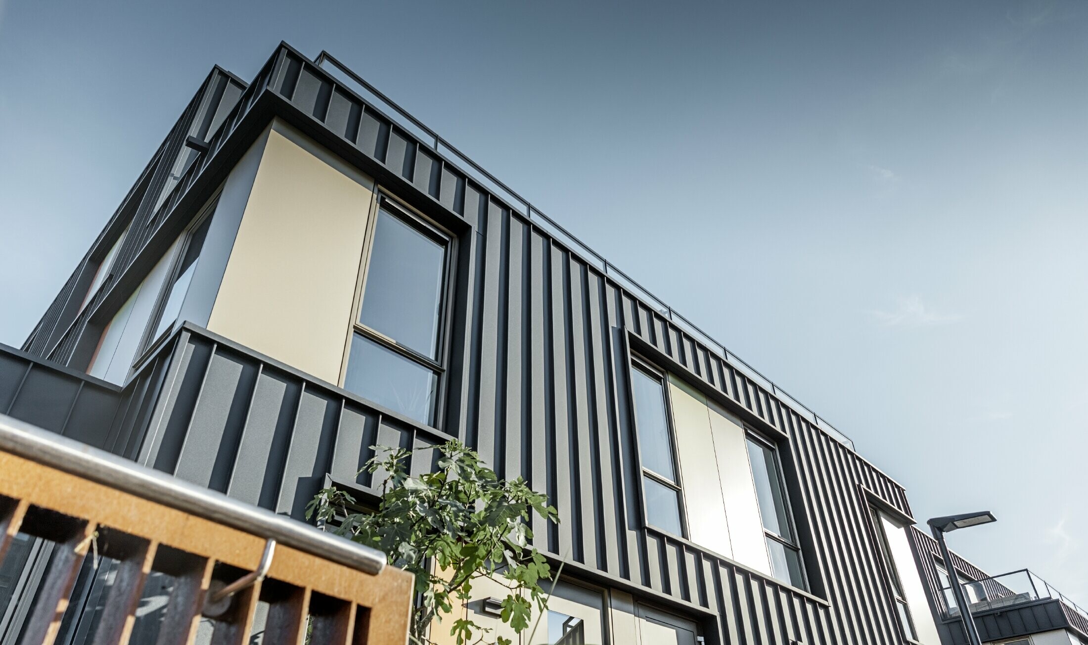 Twee-onder-een-kapwoningen in Amsterdam met een gevelbekleding van PREFA - Prefalz in P.10 antraciet.