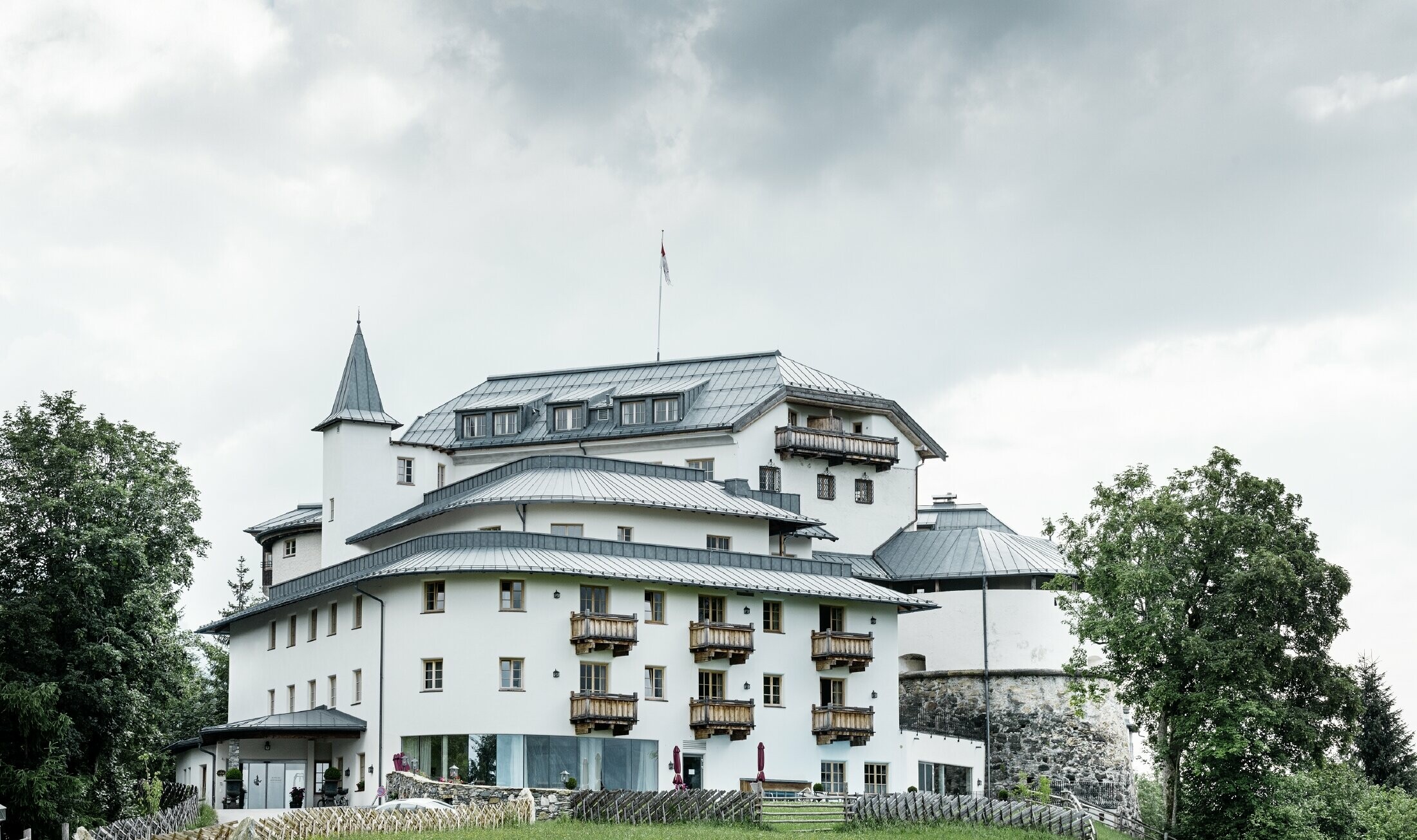 Kasteel Mittersill, omringd door bos en bergen, gerenoveerd met Prefalz in steengrijs