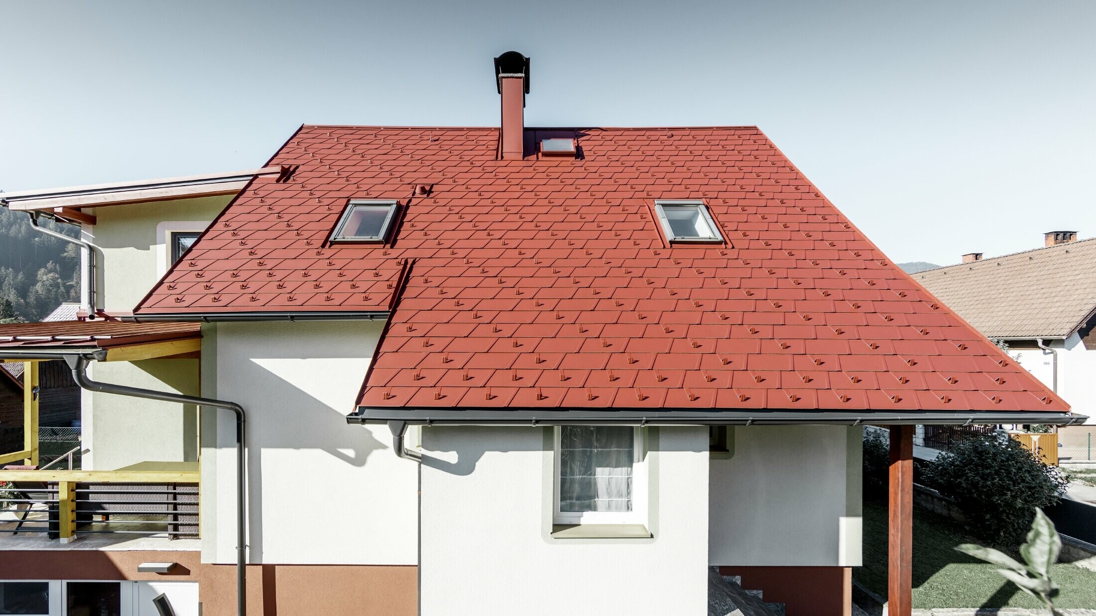 Gerenoveerde eengezinswoning met het nieuwe PREFA dakschindeldak, gelegd werd de DS.19 in de kleur oxiderood.