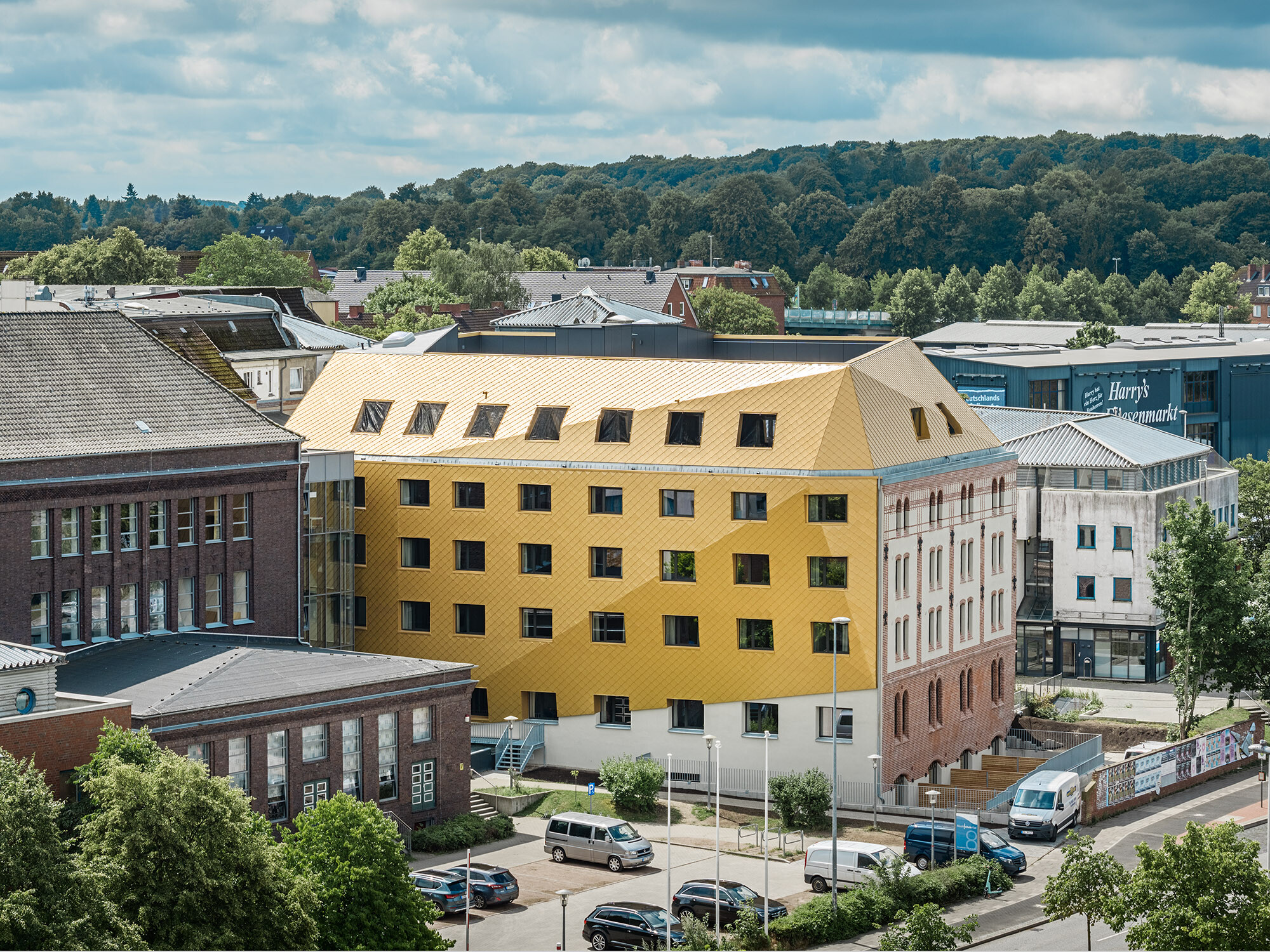 Ein seitlicher Blick auf das Studentenwohnheim samt seiner gebauten Umgebung.