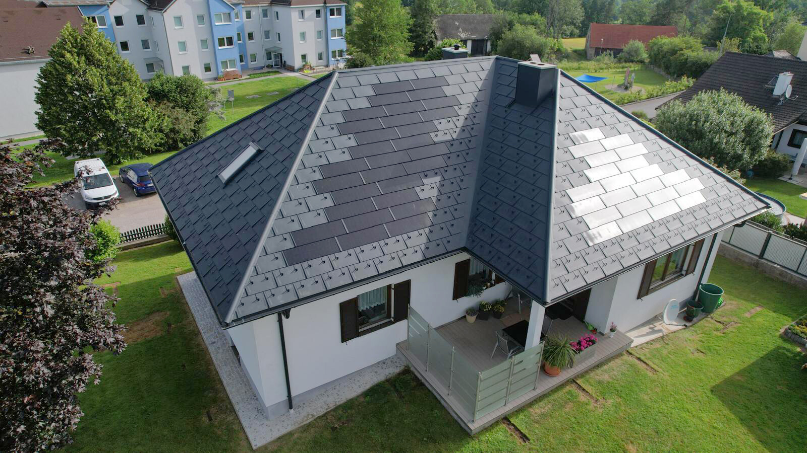 Een klassiek vrijstaand huis in Weitra, Neder-Oostenrijk, gerenoveerd met de innovatieve PREFA-zonnedakpanelen en dakpanelen R.16. Het dak combineert hoogwaardige aluminiumproducten met geavanceerde zonne-energietechnologie voor het opwekken van duurzame energie en biedt tegelijkertijd een stijlvolle bescherming. De PREFA dakbedekking geeft het huis een elegante en eigentijdse uitstraling. De innovatieve zonnedakpanelen dragen bovendien bij aan een milieuvriendelijke energieopwekking. Het hoogwaardige plaatstalen dak staat voor duurzaamheid, weersbestendigheid en energie-efficiëntie.