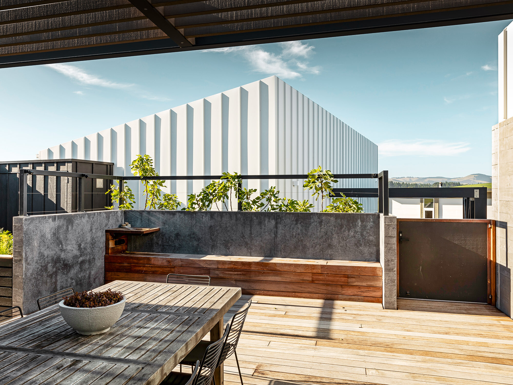 Blick von der Terrasse aus auf die ebenfalls mit prefaweißem Aluminium bekleidete Garage.