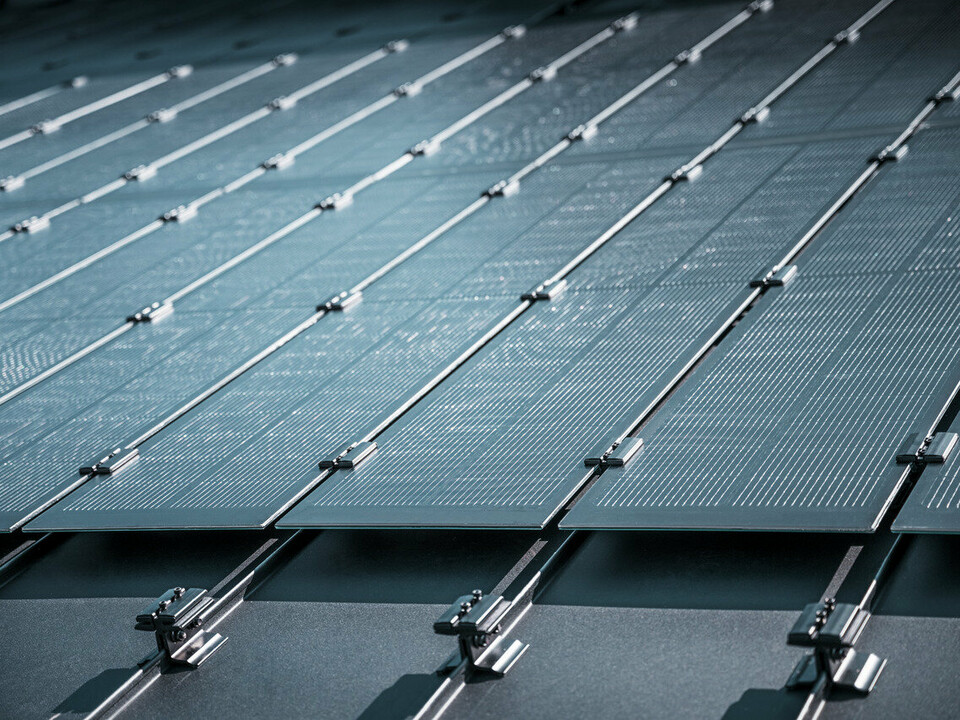 Detailaanzicht van de montage van Prefalz-zonnepanelen op een dak in Meschede