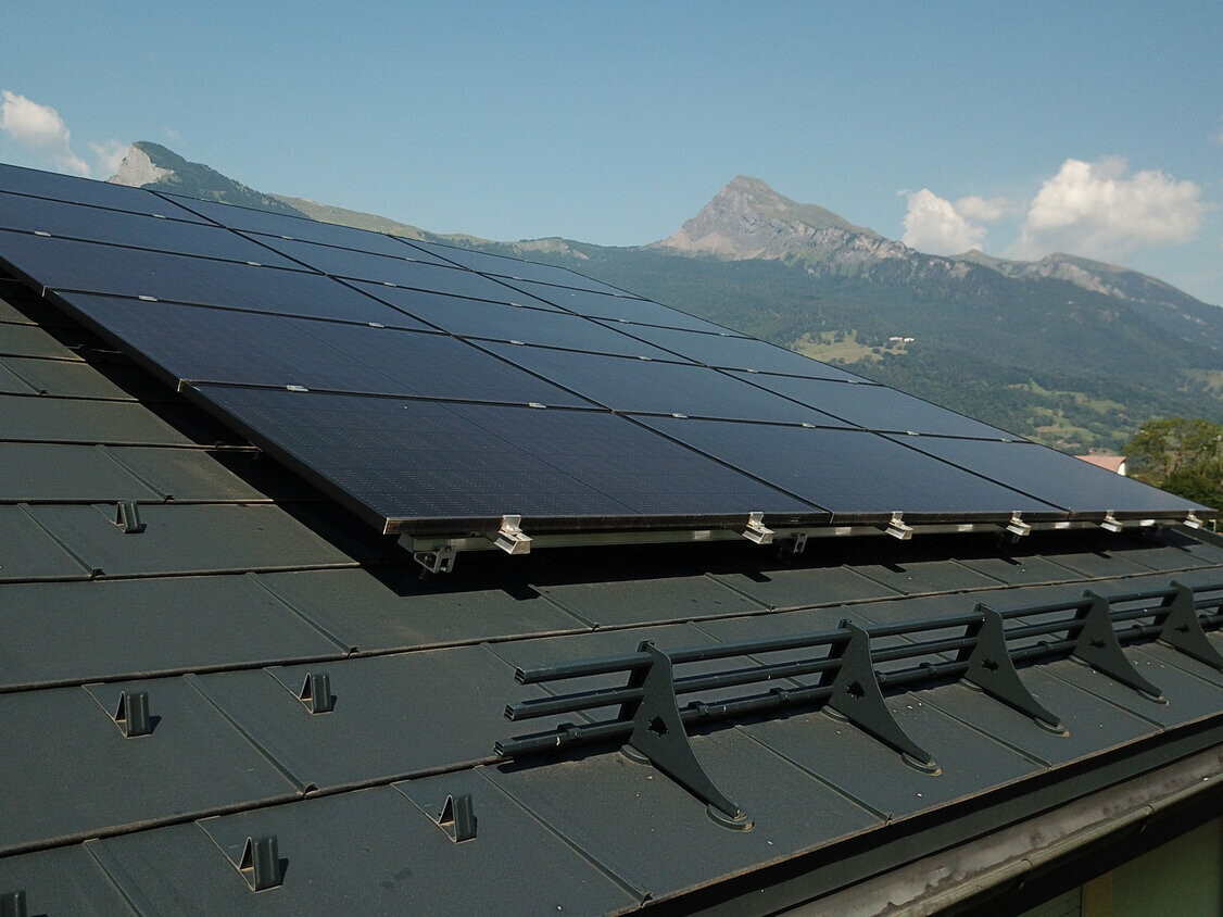 Fotovoltaïsch opdaksysteem op een dak bekleed met PREFA dakpan R.16 in antraciet.