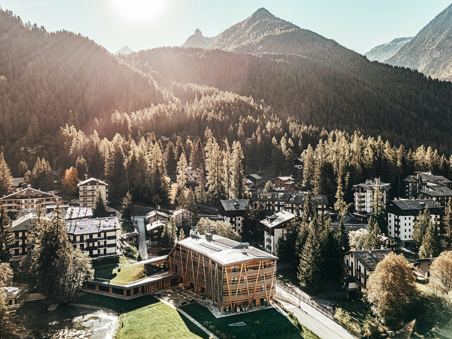 Aufnahme des Hotels von oben aus der Ferne. Zu sehen sind außerdem die umliegenden Häuser aus den 1970er Jahren.